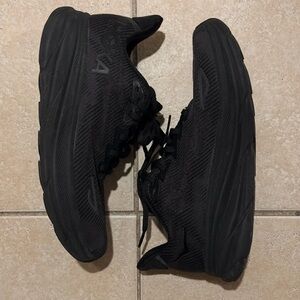 Black Hoka clifton 9 sneaker